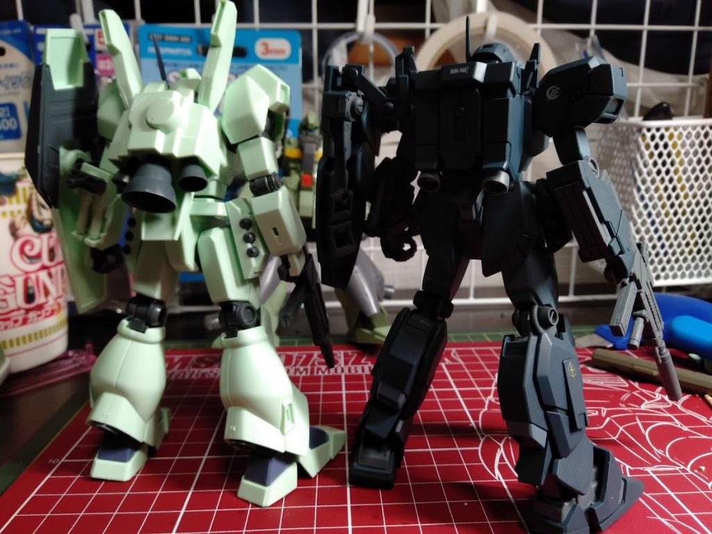 左腕部ビームサーベルラックと腰部グレネードラックはF91ジェガンの余剰パーツから