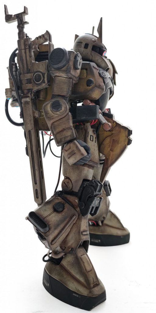 いつも通り水性ホビーカラーの筆塗り、ウェザリング仕上げです。全身切り刻んでスタイルを変更、スナイパーに装甲はいらねーだろ、ってことで切り取ったアーマーをスラスターとして再利用しています。ちょこちょこジャンクも利用しています。