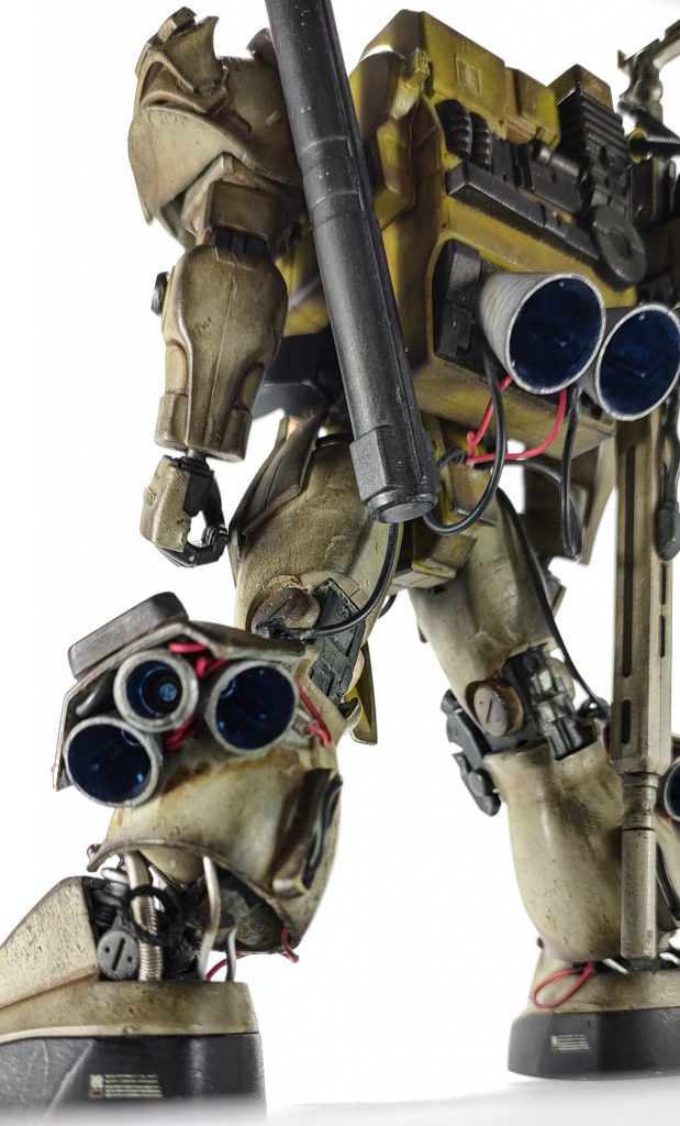 パイピング大好きなので特に念入りにごちゃごちゃしました。バーニアスラスターはたぶんコトブキヤさんのパーツだったと思います。こっちも念入りに増やしました。