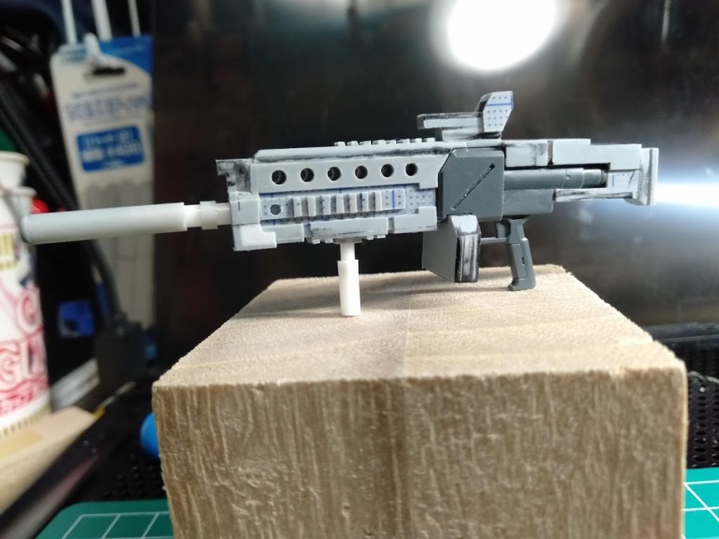 シールドの裏打ち、ダガーナイフ、ビームライフルはプラ板とプラ棒から制作しました