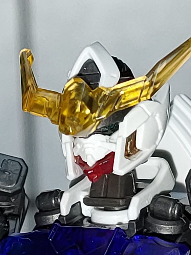 頭部アップ。よく見えませんがツインアイ部分を黒く、アイはメタリックグリーンに塗装しました。