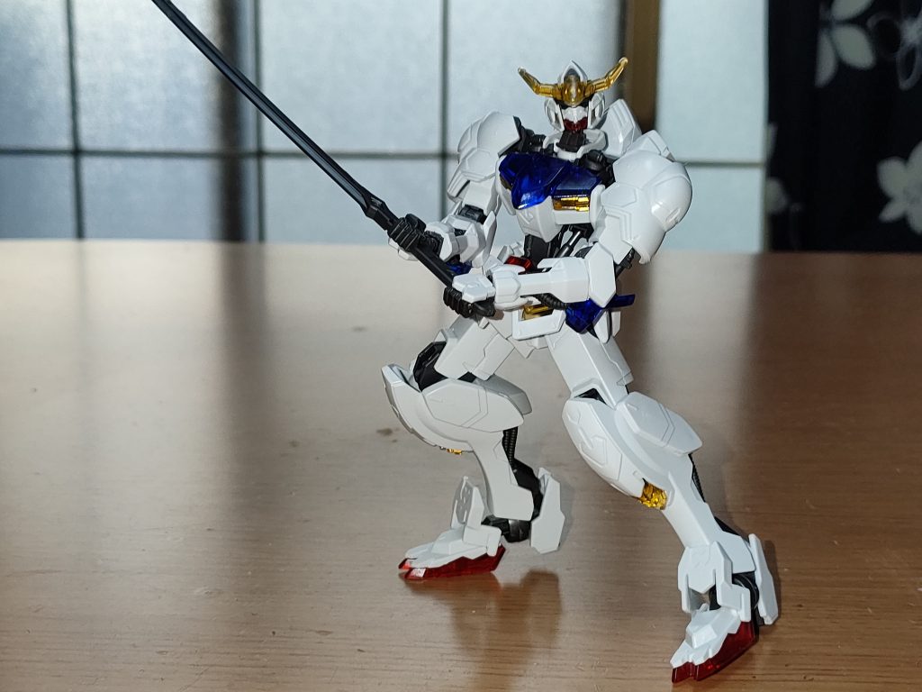 第四形態。球形肩部アーマーと左右対象の両腕に太刀を持たせて。