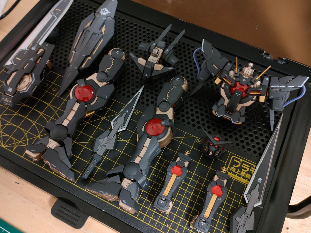 完成一歩前の一枚。普通の部屋の照明下の方が、黒の塗分けは分かりやすいですね。ニュートラルグレーVとニュートラルグレーIVの配分違いですが、いざ完成してみると思ったより明度差は控えめな結果に。。。艶消しの効果もあり、単品で見るとほぼ黒なニュートラルグレーVもやっぱりグレーだということが分かりますｗ