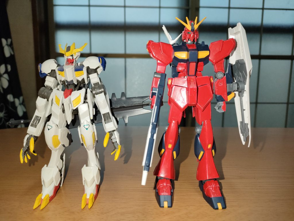 比較。肥大化した手足が特徴のルプスレクスより頭一つ分大きいです。