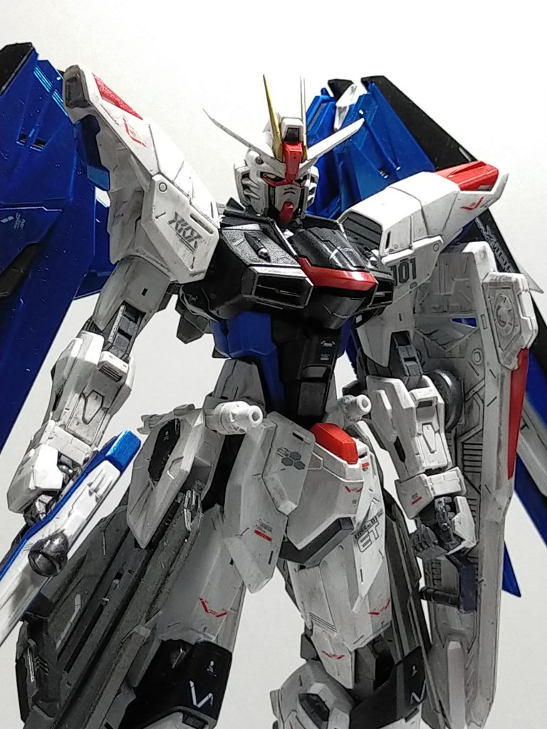 色々試した結果、クレオスのベースホワイトとベースブルーを使用してみました。以前使ったラッカー塗装のメタリックより塗料の食いつきはイマイチですが臭いが少ないのとベース色を使ったので重ね塗りで問題無しとしました。