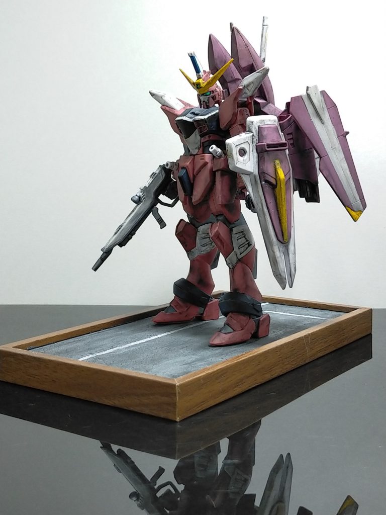 こちらのジャスティスガンダムはだいぶ前のキット。でもこう比べて見ると今のキットには無いマット感たっぷり。