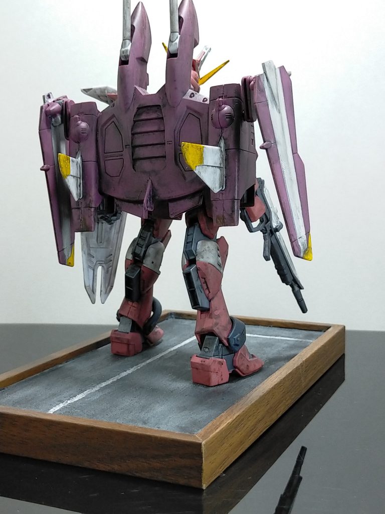 こちらは部分塗装をタミヤアクリルで行い、ウエザリングマルチブラックでのウエザリングをしています。