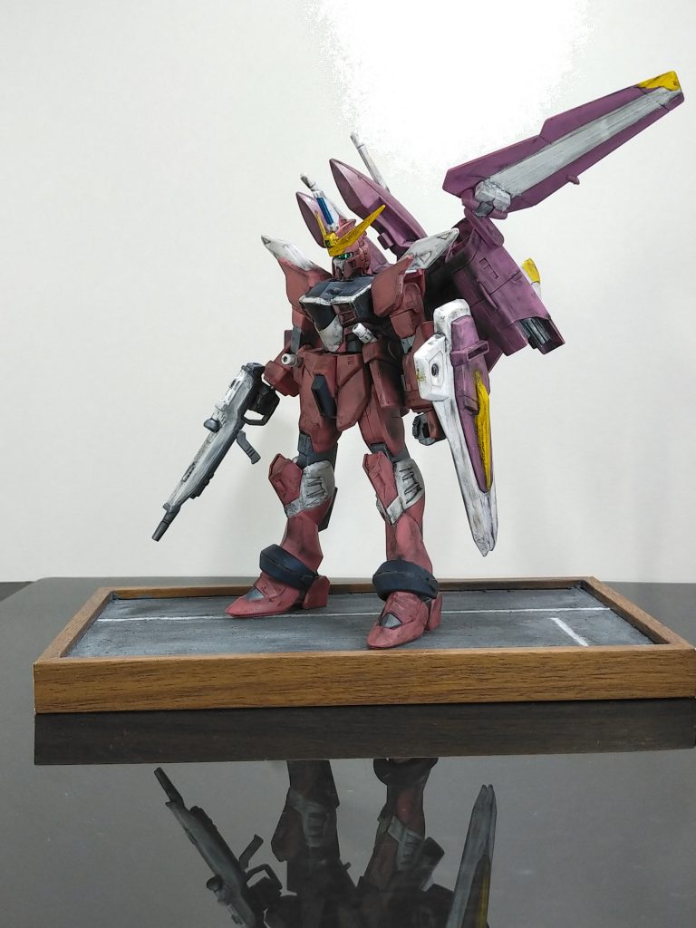 いったん無光沢のトップコートを吐いたあと、エッジ部分にパステルを使用してシャドウ吹きぽくしてみました