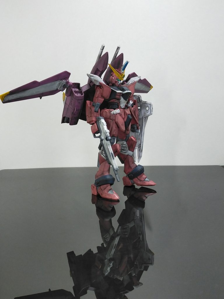 今回のチャレンジとして、ガンダムデカールとトップコートの相性と、パステルを使用してのシャドウ塗装。水転写デカールを今まで使ってきてあまり気味だったガンダムデカールもなかなかに良い仕上がりでしたので又使おうかと思います。パステルをエッジ部分に乗せるのはなかなかに奥が深くこれからも改善の余地ありですね。同じ機体では無いけれど新旧ガンプラの比較がなかなか楽めた秋でした。最後までお付き合いありがとうございます。