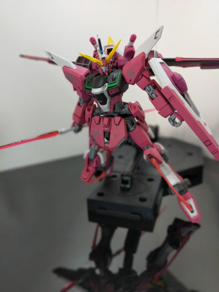 それでも片足立ちができる程では無いので足にビームサーベル装着の際はシステムベースを使用。しかし足にビームサーベル、翼にもビームサーベル装着する機体が出てくるとは。