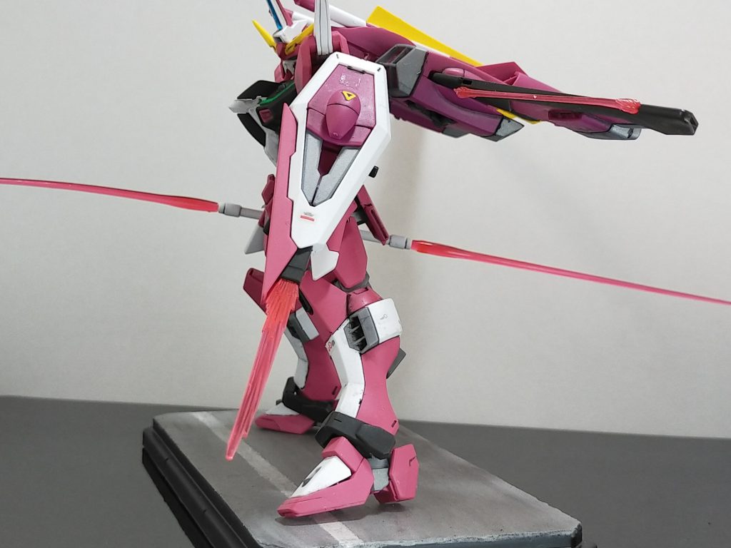 ちなみに冷蔵庫には磁力が足りずにくっつきませんがスチール系のラックにはしっかり立位が保持できました。写真の土台は100円ショップの物にタミヤ情景カラーを使用しています。裏側からもネオジム磁石を使用する事で土台をある程度傾斜させても問題ありませんでした。