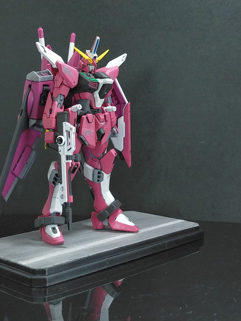 シード系の機体はどれも自立ちが難しい機体ばかり。そこで両足の裏にネオジム磁石を仕込み自立ちがかなり安定。