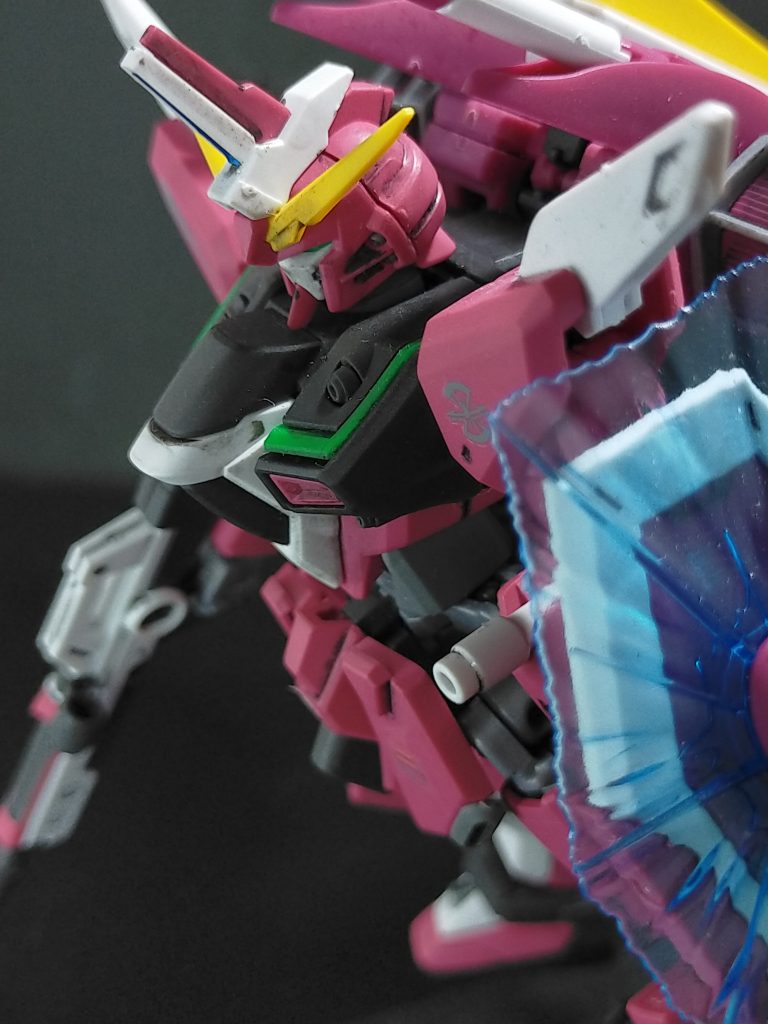 こちらはは簡単フィニッシュ。無光沢のトップコートとリアルタッチマーカーを使用して墨入れ。シールドやビームサーベルは光沢のトップコートを使用してます。デカールはテトロンシールを使用。マークセッターを使用すると位置の変更も楽に可能でした。