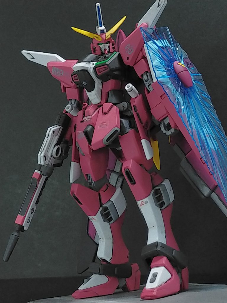 インフィニットガンダムはもちろん最新のガンプラ。スタイルも抜群ですね～。