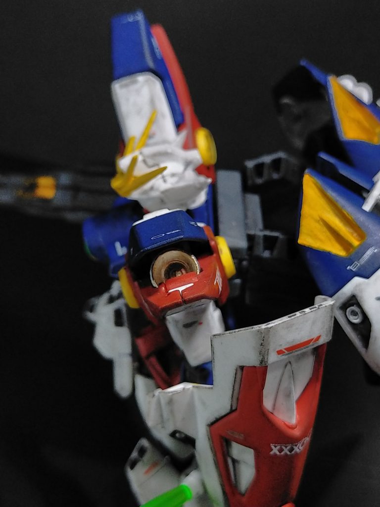 バーニアにはタミヤバステルを利用して赤焼けや青焼けに発挑戦。エッジ部分はパステルを使用してます。他の各パーツのエッジ部分についてはパステルの方がタミヤバステルカラーより乗りが良い感じでした。