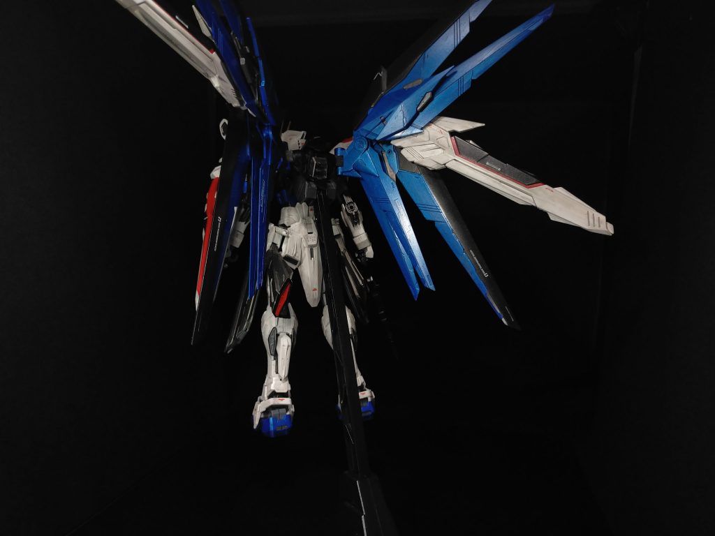 後の羽を広げるとどうしても自立ちができず、キット付属のアクションベースを終使用しました。