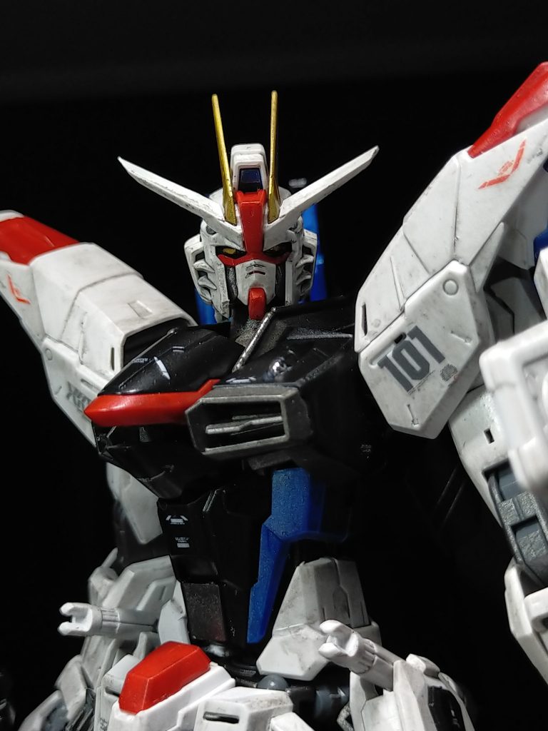 全身をヤスリがけ→顔とか首周りとか変更→ベースホワイトとベースブルーを塗布→アクリジョンのグランプリホワイト、メタリックブルー、メタリックレッド、メタリックブラック、焼鉄色で全塗装してます。