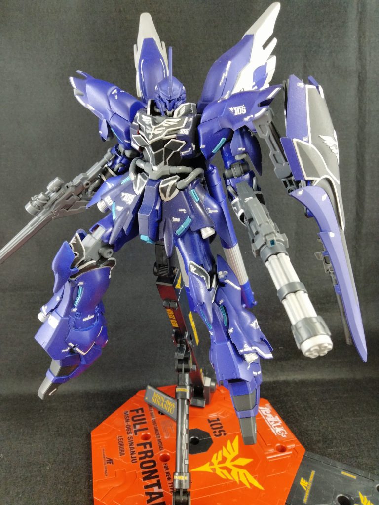 シナンジュBでした。シナンジュの美しい造形は立体映えしますね。今見ると粗さだらけなんですが、初めてのことを試行錯誤していくのはとても楽しかったなぁと当時を振り返ってます。模型製作の終わりのなさと、懐の深さを体感した作品でもあります。スミ入れもしてませんし、動力パイプなんかは当時どうしたらいいか思いつかずとりあえずそのままになってます。いつかアップデートしてあげたいなぁと思う作品です。この子は本来、追加武装マシマシで作ったのですが、素のシナンジュにもできる構成にしてました。今回はシナンジュのみで撮影しました。残りはまた今度。支援機はこちら。シナンジュB用支援機