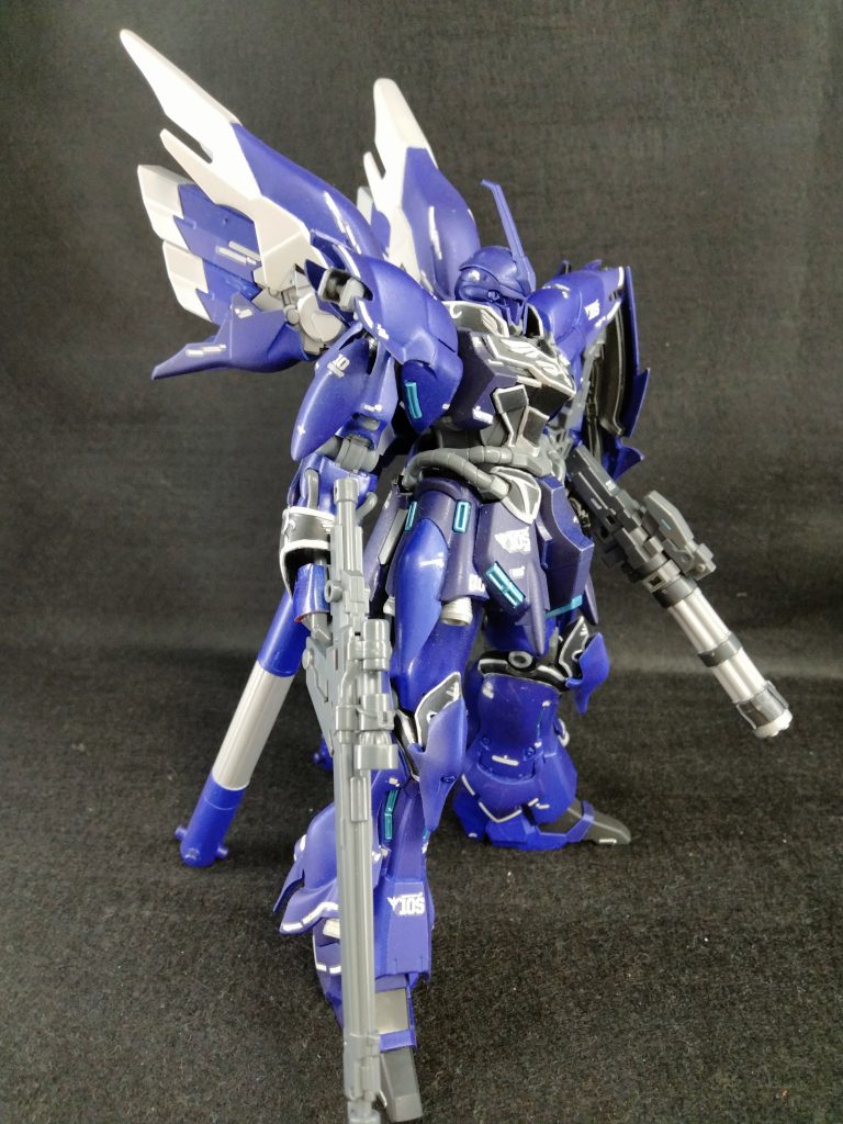 設定…※ネタが混じってます。おおおオフィシャルではございませぬぞぉぉぉ！袖付きがシナンジュ・スタインをシナンジュにする過程で検討したプラン。当時の主な戦闘領域が宇宙だったこともあり、迷彩効果を期待して暗い青系の塗装を施した。大佐に赤以外なんて有り得ないだﾙｵｵｵｵ!?という暗黙のルールと、それを某構成員が(キレ気味に)力説しカラーリングは即座に却下された。シールドの懸架アームと、それによる両腕の武装保持は有効かと思われたが、大佐の高速戦闘スタイルではむしろ邪魔では？となり却下。(ここでも大佐の美学を力強く説いた構成員がいたとかいなかったとか…)継戦能力を意識した大型のプロペラントタンクは、大佐が戦闘に要した時間と必要なエネルギーなどを考慮し、ここまでのサイズは不要となった。大佐が雑魚どもに時間かかる訳ないだﾙｵｵｵｵ!?と吠えた構成員がいたとかいなかったとか…プランの却下よりもアンジェロの血管が心配です。