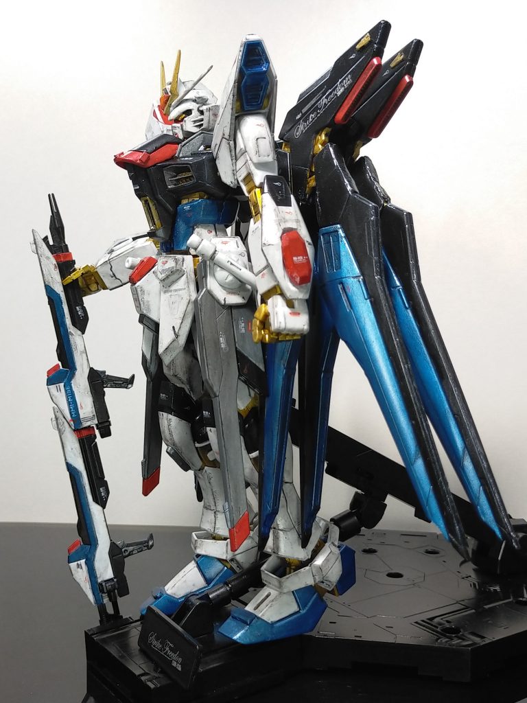 デカールは水転写デカールを使用。付属のアクションベースもメタリックブラックで塗装してみました。