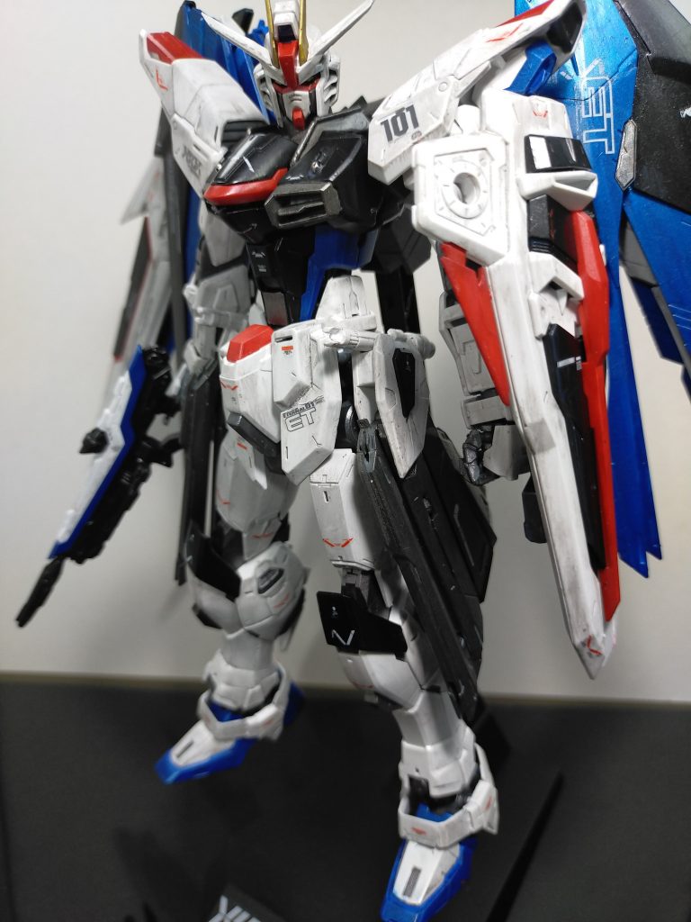 この機体は顔が大きい印象でしたので、アンテナを短くしたりあごを削ったり小顔化しています。首周りにプラ棒と首を2mm程延長。目はHアイズで立体化。