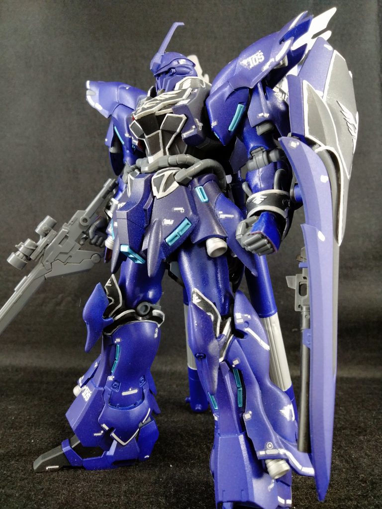 青が好きなので、カラーは本家の赤&金と反対の青&銀に。青はレーシングブルーとディープメタリックブルーの缶スプレーです。エングレは全て筆塗り。後でエナメル拭き取りを知って愕然としました（笑）肩垂れのトゲトゲをカットしてパテ埋めし、シールドとの干渉を緩和。肩アーマー内にボールジョイントを仕込み、懸架アームを後付できるように。プロペラントタンクをビルダーズパーツにして大型化。つや消しした後日、デカールを入手したのでデカールは最後になりました。いい順番は何なのだろう…デカールは慣れません(⁠ ⁠；⁠∀⁠；⁠)