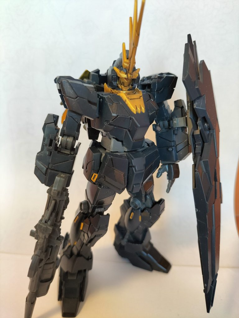 入院中の素組です。鉛筆で装甲の塗り分け、色鉛筆の銀色でチッピングをしようとしましたが触ると色が落ちるので、持てない（笑）