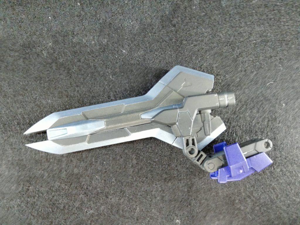 寿屋さんのメガスラッシュエッジにジョイント足し。保持しやすくするためです。不格好なのでガントレット付けて、それらしくしました。