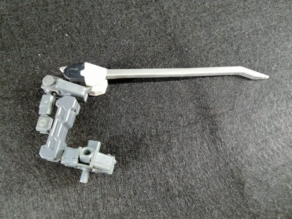 支援機のフレームになったもの。長いのはスタビライザーのつもりです…シリンダーギミックもどきを付けましたが、塗装してないから分からないです😅リベンジポイントですね。