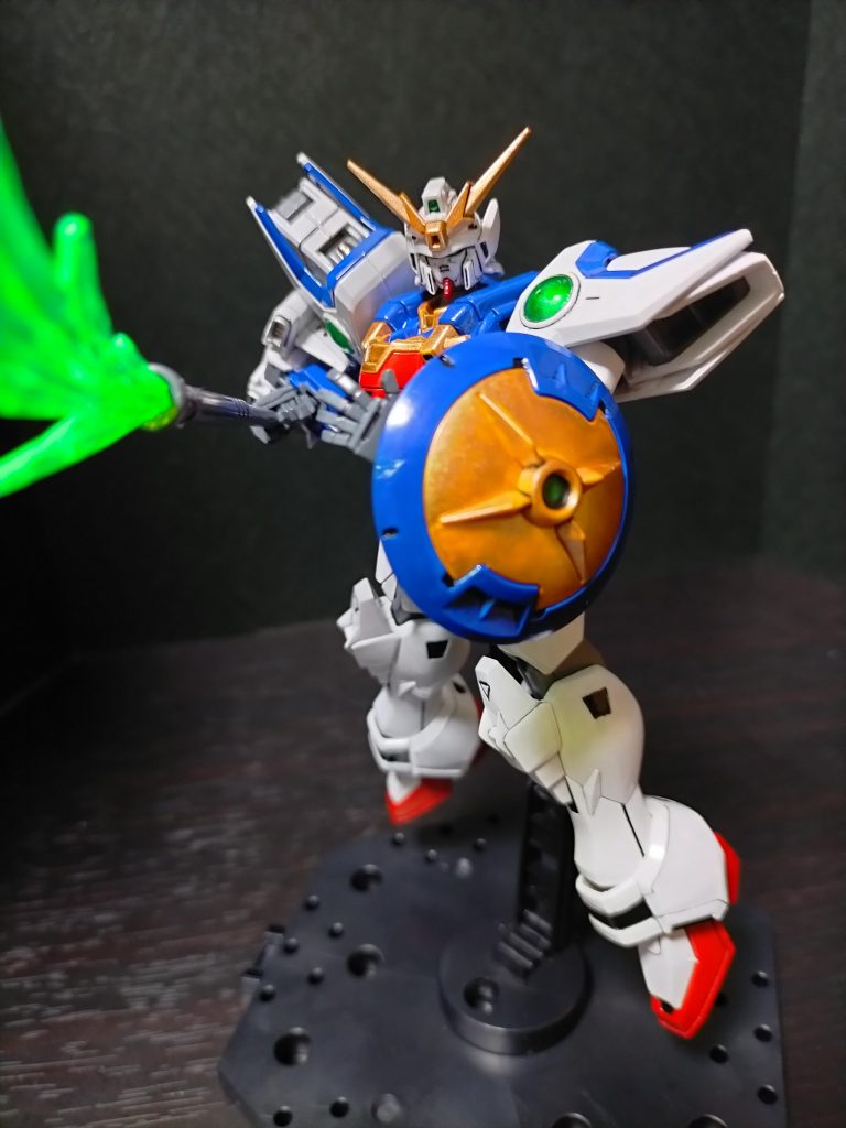 シェンロンシールド:左前腕装着式の円盤状シールド。接近戦での取り回しを考慮し、小型軽量に造られている。縁は鋭利な形状で、リーオー程度なら盾を投げつけて破壊することも可能。