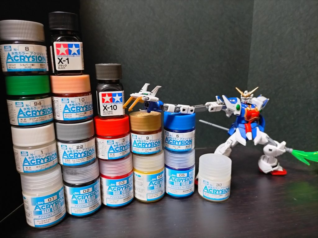 塗装レシピアクリジョン機体白:ベース白→白機体赤:ベース赤→赤機体青:ベース青→青機体金:ベース黄→ゴールド機体グレー:ベース灰→Nグレー差し色:カッパー/シルバー/クリアーグリーン/クリアーエナメル差し色:ブラック/ガンメタルガンダムW前半主要5機やっと揃いました(｀･ω･´)ゞちまたで流行っていた、肩アーマーの加工も手を出そうか迷いましたが、今回はスルーしました(^_^;)今回のキットは肩関節部が上下引出し式？なので上段での構えも楽にポージングできます！又、今回からコンビニ本の付録の電動リューターを導入したのでクリアランス調整は比較的に楽に出来ました！ウィングガンダムをアクリジョン筆塗りした時から主要５機は全て筆塗り全塗装しようと決めていたのでやっと完結です！とりあえず次回も積みプラを崩す予定ですが、来年年明けに第一子が産まれそうなので、この先どうなるか分かりませんがマイペースにやって行こうと思います(｀･ω･´)ゞ4/2022