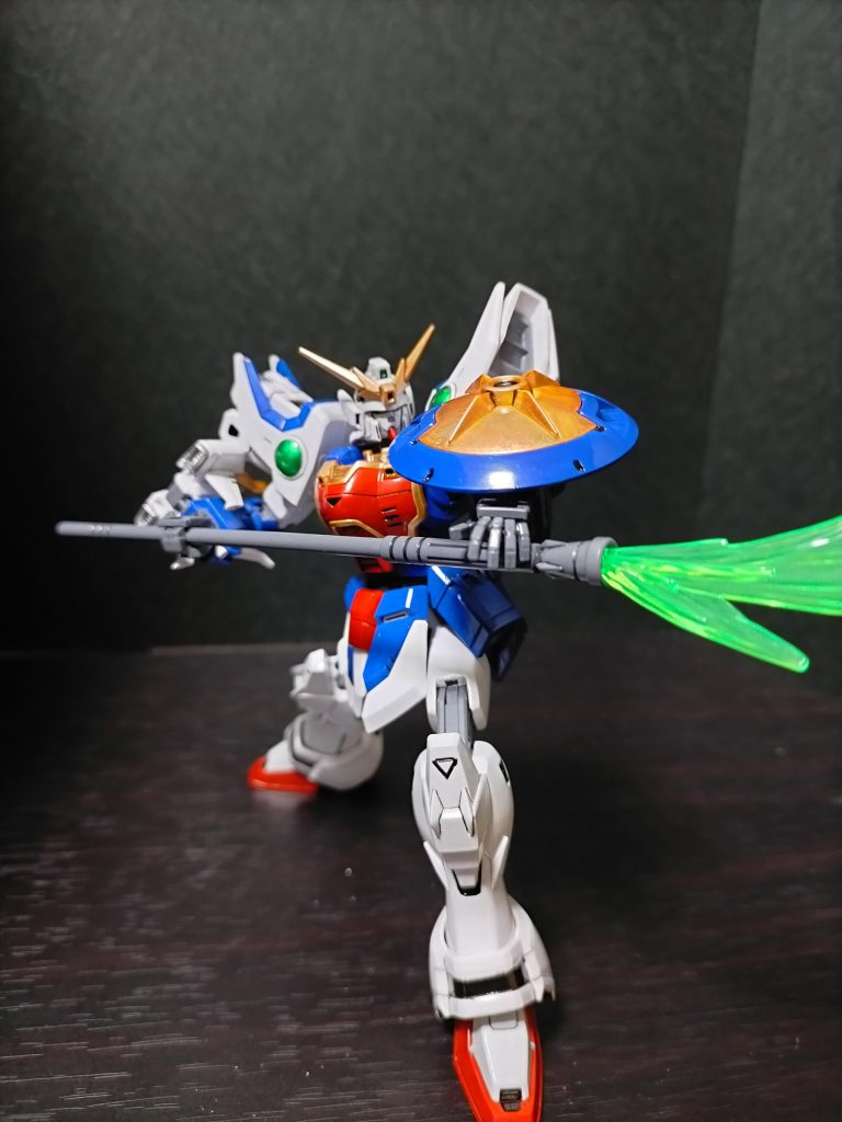 ビームグレイブ :薙刀状の格闘ビーム兵器。軽量で取り回しがよく、薙ぎ払いや刺突といった多岐の運用が可能。不使用時は背部ラッチに背負うようにマウントする。