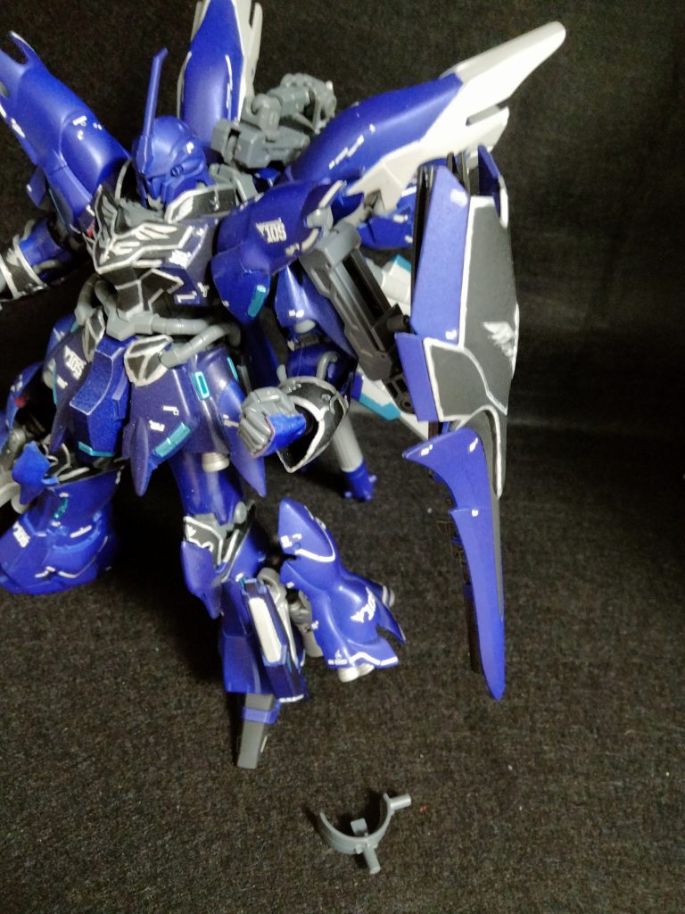 シールドは懸架アームへ。シールド用のジョイントは外しますが再利用します。ブッ(