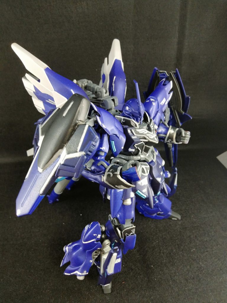 機首は右肩にマウント。重量バランスを取るとともに小さめのシールドに。ブッピ(