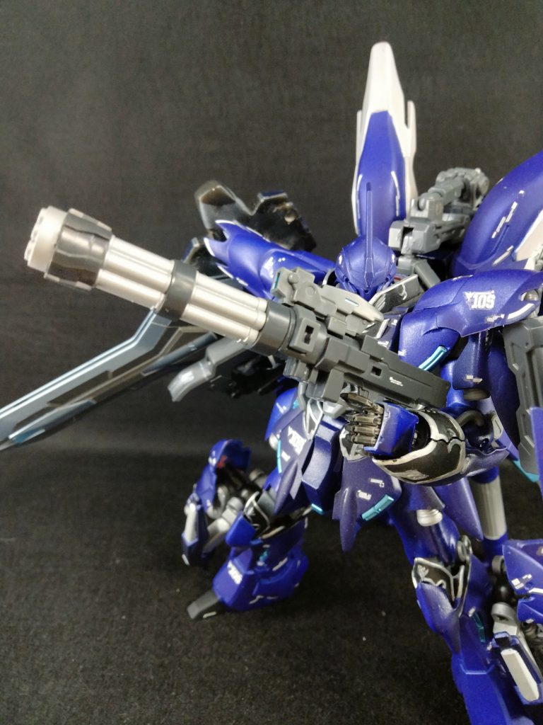 何処からともなくガトリングを装備し…