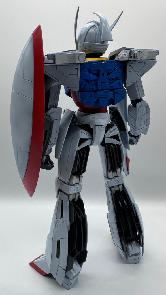 ターンエーガンダムは脚部のデザインが秀逸ですね、スパーテクノロジーで脚部の裏側が全部スラスターに出来たという設定ですが他のガンダムでは出来ないデザインだと思います。作成中にパーツを割ってしまったのですがぱっと見気にならないので良しとします。