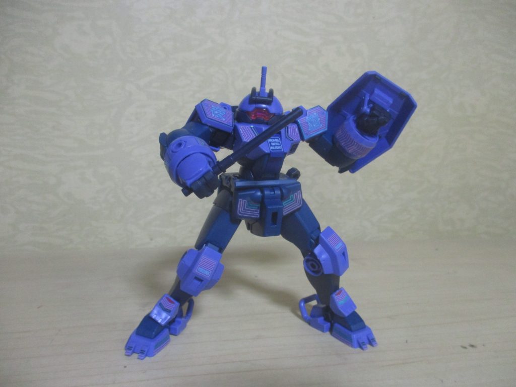 武器を構えてのポーズ。