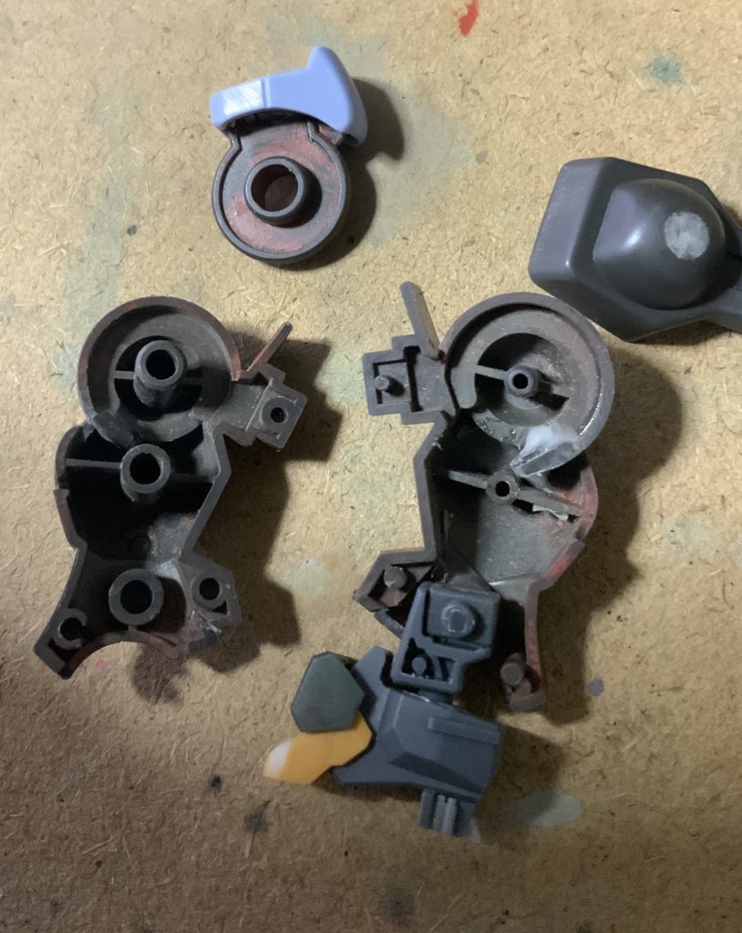 膝裏の蓋カットすると中身が見えちゃうので膝関節のリング延長してます