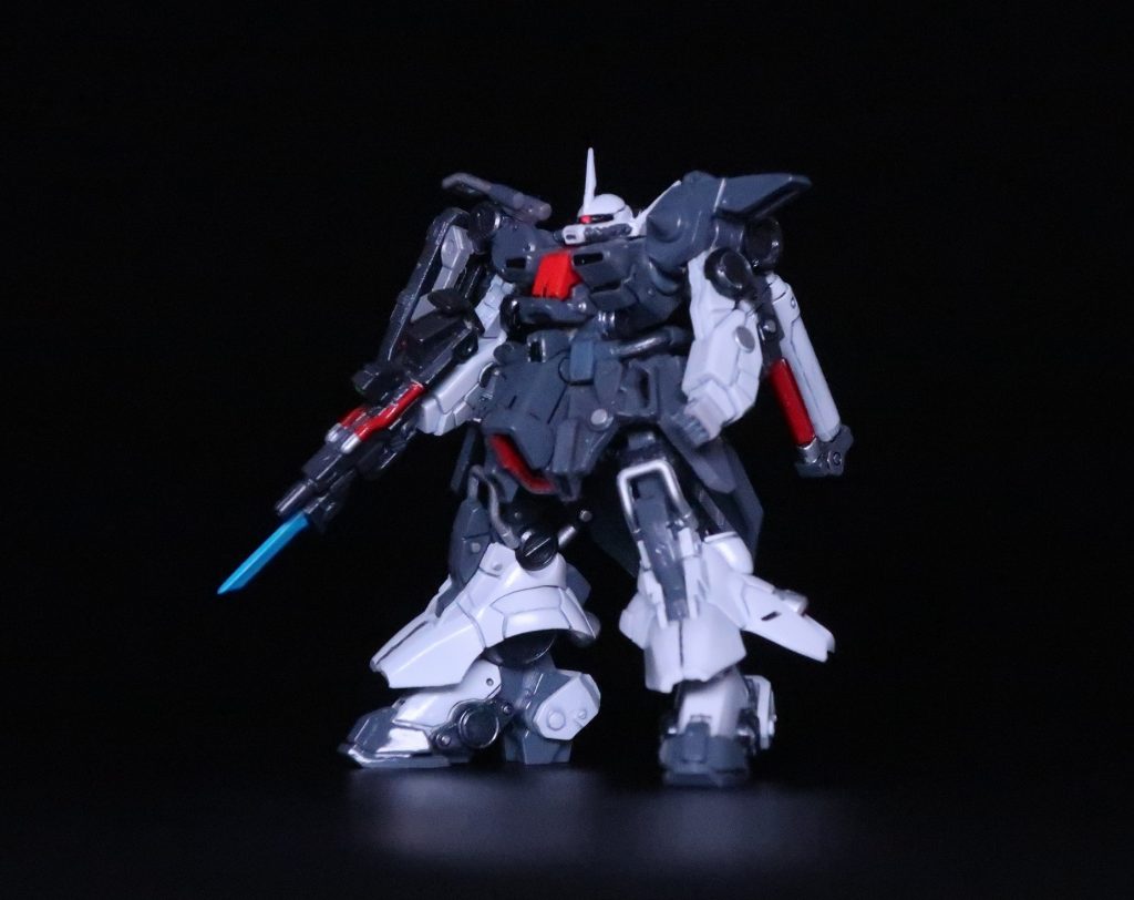 ザクⅡより先にザクⅢを出してくるあたりがこのシリーズの面白いところ。ザクⅢが先と言えば、元祖SDを思い出します。元がどうだったか忘れてしまいましたが、モノアイは小さいリベットのパーツを埋め込んでいます。