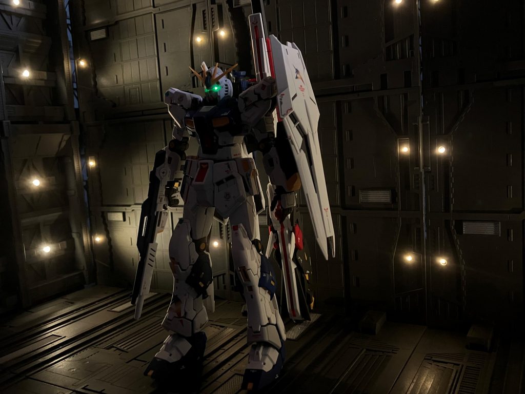 ツインアイに緑のチップLEDを入れました。首が長いと感じたので1mmほど短くしました。カメラのF値を理解しました。