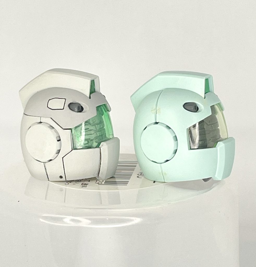 頭部は流用ですが、前後に2分割のものを3分割に構造変更しています