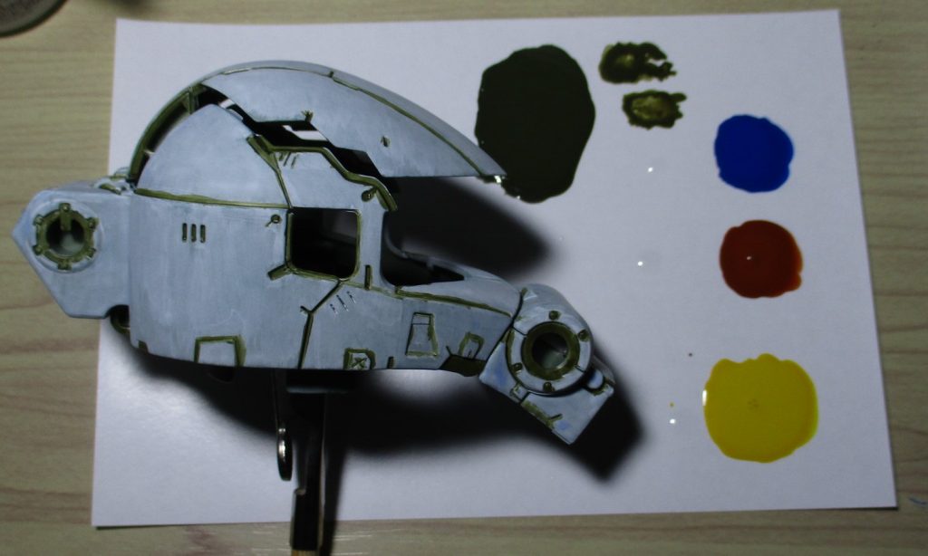 現在はアクリジョンでベースカラーという下塗り向け塗料が出ていますが、今回のザクヘッドは海外製の白いプライマーを使用して塗装開始一度白くしたのは単純に色の発色を良くするため(元の成型色は量産型ザク)海外製のプライマーを使用したのは白の発色がすごく優れているからとかではなく、使いかけで余っていたというだけの理由です凹み部分には影色になりそうな暗い色を塗装