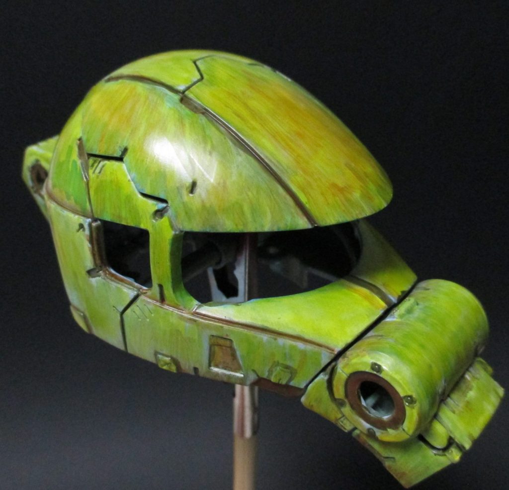 適宜ブルー系の色なども重ねて一つの面がベタ塗りの均一の色にならないように注意して塗り進めましたこの辺りのグリーンはルマングリーンやデイトナグリーンの明るいグリーンをメインに使用して暗くなり過ぎないようにしています筆に取る塗料が多すぎるとすぐにモールドが潰れるので常に調整が必要