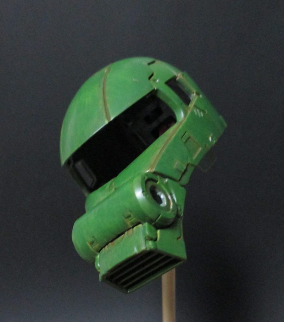 明度は上がったものの、彩度が低いと感じたので、蛍光グリーンを混色したグリーン系の色でさらに上塗りこれ以上やるとモールドがダルくなりそうだったので、ここで打ち止め(最終的に塗装開始から20回ほど塗り重ねました)その後、動力パイプのグレーも同様の手法で塗ってみたのですが、グレーはどれも隠蔽力が高い色が多く、どうにも上手くいかず、グレーだけは最終的に諦めて他社の水性塗料で塗装することに