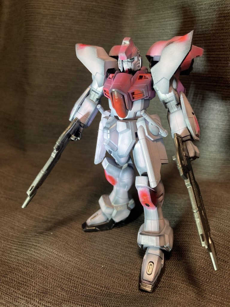 1/144コレクションシリーズって、関節動かないんですね。袋に入った状態でアレコレ確認するわけにもいかなかったので、後でびっくりしましたw関節可動化は考えましたが、手間に見合わないのでそのままに。腹部のカリドゥス複相ビーム砲は脳内設定的に不要なので埋め。腰のクスフィアス3レール砲も先端を切り落として廃止してます。足首はちょっとバランス的に大きすぎる感じだったので、ジャンクからジャスティスナイトの物を流用しました。それだけだと足首部分がスカスカになるので、足首関節をF91のジャンクパーツを使い、内部にF91のアンクルガードを入れて埋めています。