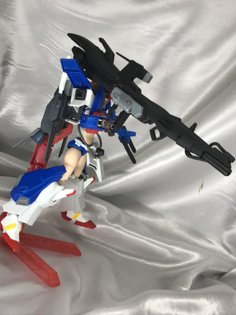 巨大なメガランチャーはバックパックとボールジョイントでつながっているうえ、かなり渋みを上げてるのでほぼ肩で持ってる状態です、これを腕で支えるとさすがに保持できませんw