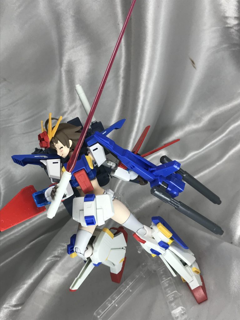 可動も十分。もちろんこのサーベルは握れないので平手に接着しています。