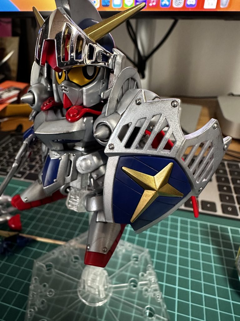 部分的にメッキシルバーで塗装しています。