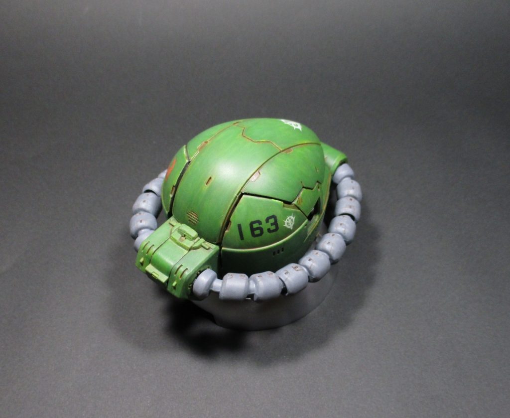 貼り付けたデカールが古いもので、貼り付ける前のデカール保護のために塗ったクリアーが厚くなってしまい、貼り付け後も段差が結構目立ったので、貼り付け後にラッカーのクリアーを厚く吹いて1500と3000のスポンジヤスリで研ぎ出してデカールの段差を無くしました研ぎ出しは本来必要無い工程でしたが、結果的にはデカールの段差も全く目立たず、むしろキレイになって良かったですグリーン部分は影色に残したブラウンのアクリジョンがかなり残って活きていたのと、せっかく作ったアクリジョンの塗面がよく分からなくなるのが嫌だったので、モールドをもう少しだけ強調するためにステインブラウンを極少量使用した以外はウォッシングは全く何もせず動力パイプはさすがに印象が弱かったのでステインブラウンをウォッシング兼スミ入れに使用台座は黒下地にガイアカラーのステンレスシルバーを吹きっぱなし