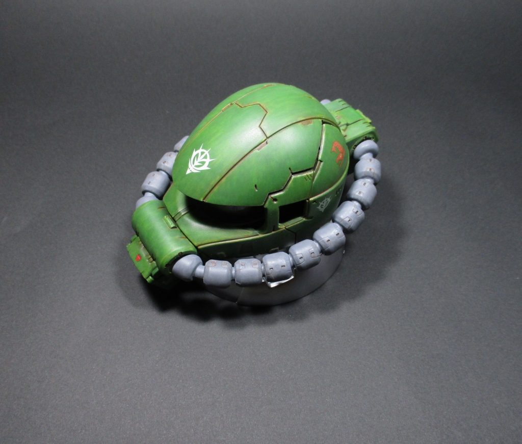 アクリジョンを筆塗装でどうにか使えないかずっと模索してきて初めて自分で満足出来る製作品が出来ました動力パイプに使ったグレー系の色は今後の課題ですが、グリーン部分はアクリジョンの透明性(悪く言うと隠蔽力の無さ)があってこそ出せたおもしろい塗装面だと思います塗料そのもののクセがかなり強く、水性ホビーカラーが全面的にリニューアルされた現在はアクリジョンの優位性は少なくなってきていますしかし、国内品では圧倒的な臭気の少なさの割に完全硬化後の塗膜がかなり強固になることや、一度乾燥すれば基本的に塗装面が泣かない等、ユーザー側がメリットをきちんと理解すれば使い方はまだまだあるように感じました。